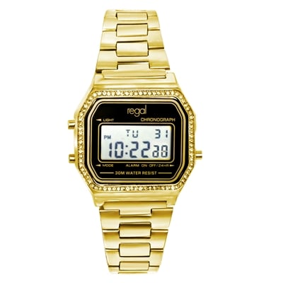 Digitaluhr von Regal mit einem goldfarbenen Armband 